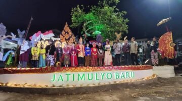 Meriah! Penutupan Belajar Bersama Maestro Didik Nini Thowok di RW 06 Jatimulyo Baru